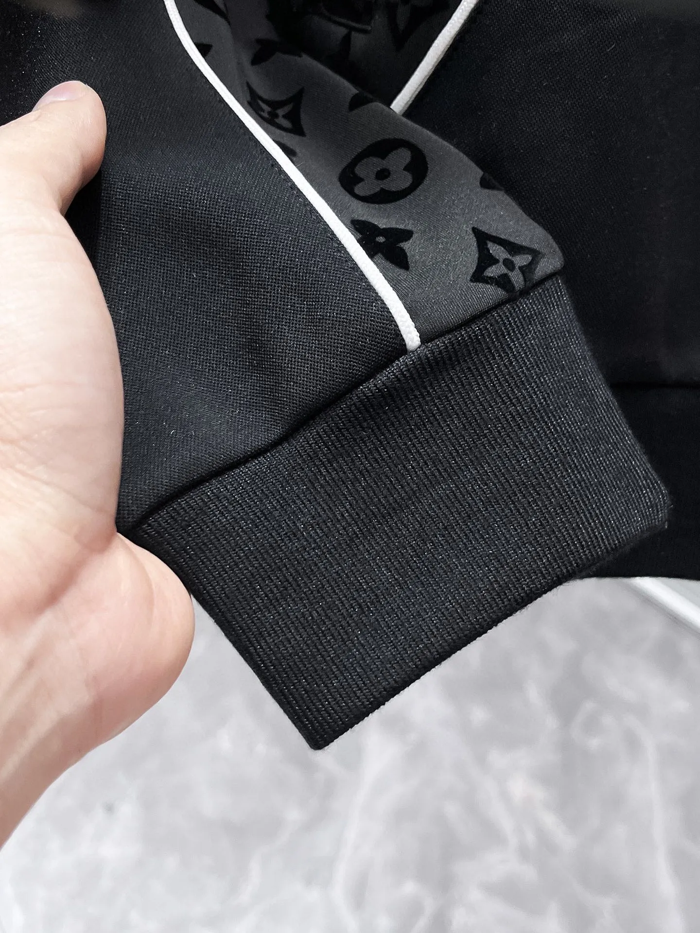 🅿️720 LV hot-selling suit is coming. Focus on the original version of the official website. 2025 new hot-selling cardigan suit. The original order is the best. 🇭🇰The meticulous work of top designers. It has a fitting and perfect upper body effect. All-natural high-quality Tencel Roman cotton 100%, close-fitting comfort, noble and elegant! Original hardware embodies elegance and nobility! Counter size: M-3XL (maximum wear up to 190 pounds)